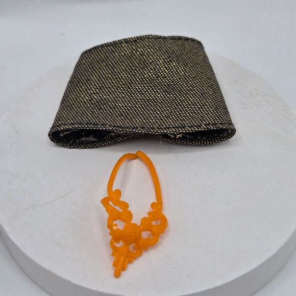 Monster High Doll Accessories Set: Brush Chain Mask Necklace & Fabric - Picture 3 of 4